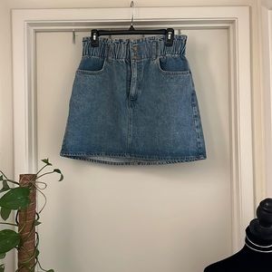 it's giving 80's!!! jean skirt.